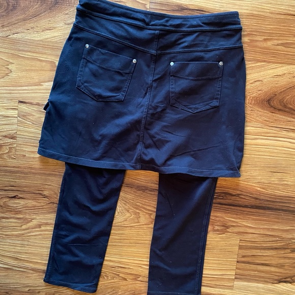 ATHLETA Bettona 2 in 1 Skort Crop Leggings - Medium Tall - Picture 4 of 8